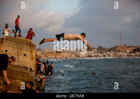 Khan Younis, Gazastreifen, Palästina. 24.. Juni 2022. Khan Younis, Palästina. 24. Juni 2022. Die Palästinenser genießen das Meer vor der Stadt Khan Younis im südlichen Gazastreifen. Der Strand und das Meer bieten vielen Palästinensern, die im überfüllten und blockierten Gazastreifen leben, eine gewisse Erholung (Foto: © Yousef Mohammad/IMAGESLIVE via ZUMA Press Wire) Stockfoto