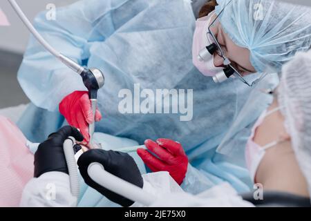 Weibliche Zahnärzte bei der Arbeit. Nahaufnahme des Fotos. Hochwertige Fotos Stockfoto