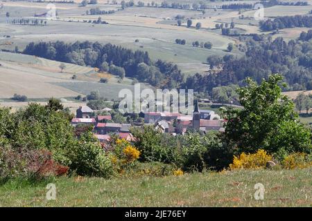 Blick auf das malerische Dorf Joursac , Gemeinde in der Kantalabteilung in Südmittelfrankreich. Stockfoto