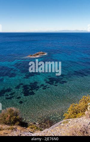 Blick über den berühmten Relitto Strand in der Nähe von Pomonte, perfekt zum Schnorcheln und Tauchen zum Elviscot Schiffswrack Stockfoto