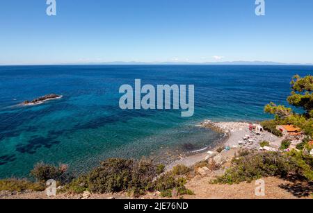 Blick über den berühmten Relitto Strand in der Nähe von Pomonte, perfekt zum Schnorcheln und Tauchen zum Elviscot Schiffswrack Stockfoto