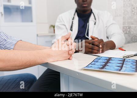 Nahaufnahme der Hände eines afroamerikanischen Arztes und Patienten Stockfoto