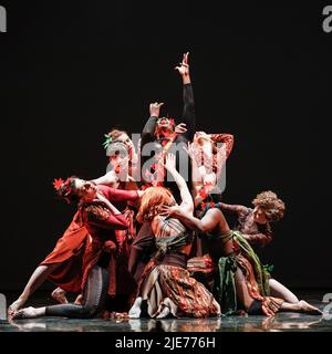 London, Großbritannien. 25.. Juni 2022. AUFTRETEN DER BOP Jazz Theatre Company. Impact Dance kehrt für ihre Performance „Chapters 25+1“ ins Sadler's Wells Pfau Theater zurück. Sie feiern ihre 26-jährige Reise mit Auszügen aus alten und neuen Werken, zusammen mit 10 Unternehmen und Künstlern, die Teil ihrer Reise waren. „Chapters 25+1“ ist von der Hip-Hop-Kultur inspiriert und wird von Hakeem „Mr Impact“ moderiert. Kredit: Imageplotter/Alamy Live Nachrichten Stockfoto