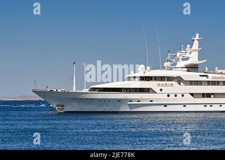 Mykonos, Griechenland - 2022. Juni: Vor der Luxus-Superyacht Paris im Hafen von Mykonos-Stadt festgemacht. Stockfoto