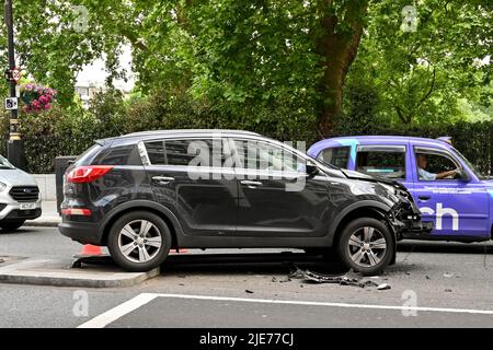London, England - 2022. Juni: Fahrzeug mit umfangreichen Schäden an der Front nach Kollision mit einer Ampel. Die Ampel ist unter dem Vehic eingekeilt Stockfoto