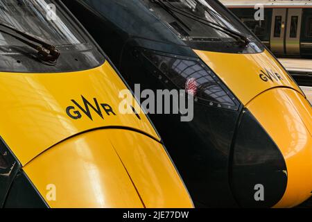 London, England - 2022. Juni: Nahaufnahme der Vorderseite von zwei Hochgeschwindigkeitszügen der Klasse 800 am Bahnhof Paddington Stockfoto