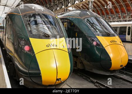 London, England - 2022. Juni: Nahaufnahme der Vorderseite von zwei Hochgeschwindigkeitszügen der Klasse 800 am Bahnhof Paddington Stockfoto