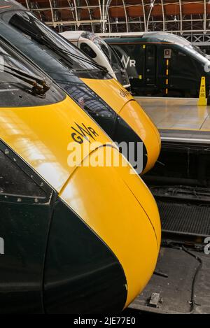 London, England - 2022. Juni: Nahaufnahme der Vorderseite von zwei Hochgeschwindigkeitszügen der Klasse 800 am Bahnhof Paddington Stockfoto