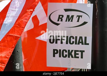 London, England - 2022. Juni: Nahaufnahme einer Bekanntmachung auf der Streikposten am Tag eines nationalen Eisenbahnstreiks durch die Gewerkschaft RMT. Stockfoto