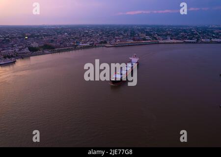 Schiff dreht auf dem Fluss in New Orleans mit einem wunderschönen Set, das über die Stadt ragt Stockfoto