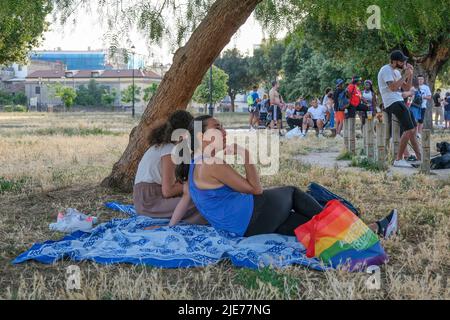 25. Juni 2022, aversa, Campania, ITALIA: 06/25/2022 Aversa, Heute Nachmittag drangen die Regenbogenfahnen in den Straßen von Aversa ein, anlässlich der Demonstration für homosexuellen, bisexuellen und transsexuellen Stolz, die in „Aversa Pride 2022“ umbenannt wurde (Bildquelle: © Fabio Sasso/ZUMA Press Wire) Stockfoto