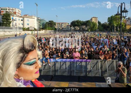 25. Juni 2022, aversa, Campania, ITALIA: 06/25/2022 Aversa, Heute Nachmittag drangen die Regenbogenfahnen in den Straßen von Aversa ein, anlässlich der Demonstration für homosexuellen, bisexuellen und transsexuellen Stolz, die in „Aversa Pride 2022“ umbenannt wurde (Bildquelle: © Fabio Sasso/ZUMA Press Wire) Stockfoto