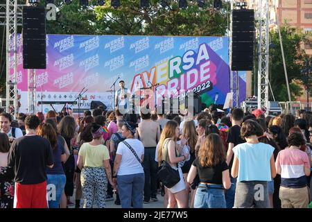 25. Juni 2022, aversa, Campania, ITALIA: 06/25/2022 Aversa, Heute Nachmittag drangen die Regenbogenfahnen in den Straßen von Aversa ein, anlässlich der Demonstration für homosexuellen, bisexuellen und transsexuellen Stolz, die in „Aversa Pride 2022“ umbenannt wurde (Bildquelle: © Fabio Sasso/ZUMA Press Wire) Stockfoto