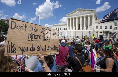 Washington, Usa. 25.. Juni 2022. Abtreibungs- und Frauenrechtbefürworter demonstrieren am Samstag, den 25. Juni 2022, vor dem Obersten Gerichtshof der USA in Washington, DC. Der Oberste Gerichtshof hob Roe v. Wade in einer Entscheidung aus dem Jahr 5-4 auf und beseitete das verfassungsmäßige Recht auf Abtreibung, etwa 50 Jahre nach der bahnbrechenden Präzedenzfallentscheidung von 1973. Foto von Pat Benic/UPI Credit: UPI/Alamy Live News Stockfoto