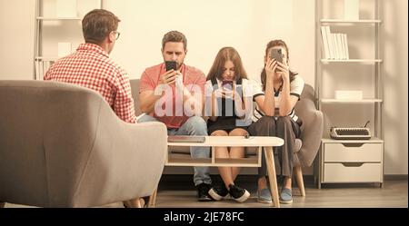 Eltern-Lehrer-Treffen. Vater Mutter und Kind bei Psychologiesitzung. Familientherapie Stockfoto
