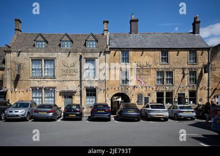 The Stag Inn at Stow on Market Square, in Stow-on-the-Wold, Gloucestershire, Großbritannien am 20. Juni 2022 Stockfoto