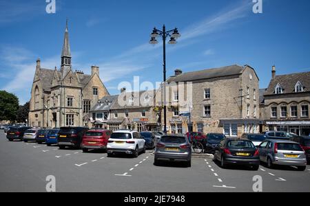 Geschäfte und Restaurants am Marktplatz in Stow-on-the-Wold, Gloucestershire, Großbritannien, am 20. Juni 2022 Stockfoto