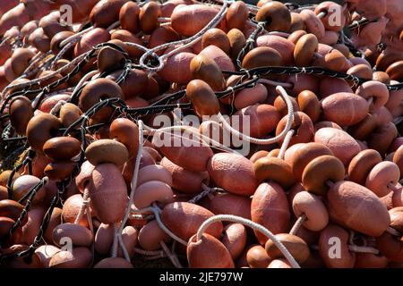 Fischernetz und große Schwimmer im Seehafen Stockfoto