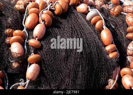 Fischernetz und große Schwimmer im Seehafen Stockfoto