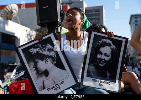 Los Angeles, Kalifornien, USA. 24.. Juni 2022. Eine junge Frau schreit in eine Menge von Hunderten von Demonstranten, die Abtreibungsrechte ausüben und durch die Innenstadt von Los Angeles marschieren, nachdem Roe v. Wade das Urteil erlässt hat. (Bild: © Raquel Natalicchio/ZUMA Press Wire) Stockfoto