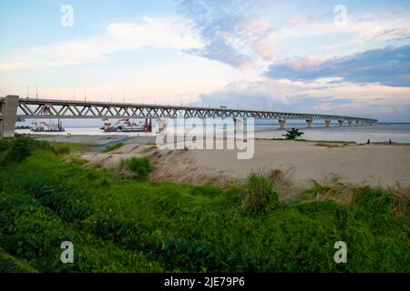 Padma Mehrzweckbrücke am Padma Fluss in Bangladesch. Diese Brücke wurde am 25. Juni 2022 in Bangladesch eingeweiht Stockfoto