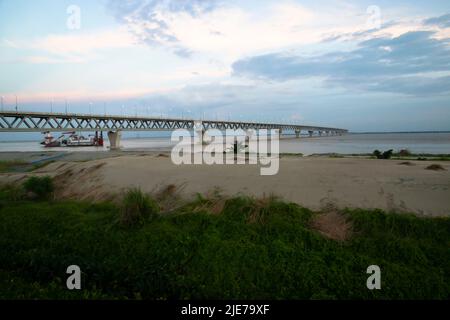 Padma Mehrzweckbrücke am Padma Fluss in Bangladesch. Diese Brücke wurde am 25. Juni 2022 in Bangladesch eingeweiht Stockfoto