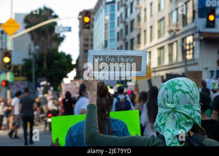 Los Angeles, Kalifornien, USA. 24.. Juni 2022. Hunderte von Demonstranten für Abtreibungsrechte marschieren nach dem Urteil von Roe v. Wade durch die Innenstadt von Los Angeles. (Bild: © Raquel Natalicchio/ZUMA Press Wire) Stockfoto