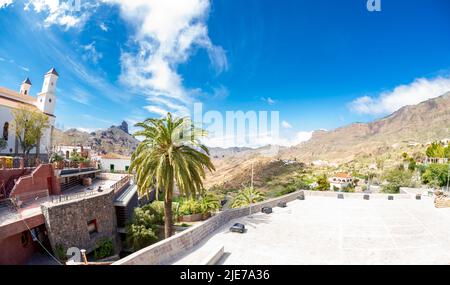 Tejeda Gran Canaria 16 February 2022 eine Touristenstadt, die auch in Pandemien von Touristen sehr besucht wird, mit einem spektakulären Panorama und zahlreichen Restaurants. Stockfoto