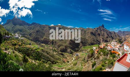 Tejeda Gran Canaria 16 February 2022 eine Touristenstadt, die auch in Pandemien von Touristen sehr besucht wird, mit einem spektakulären Panorama und zahlreichen Restaurants. Stockfoto