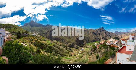 Tejeda Gran Canaria 16 February 2022 eine Touristenstadt, die auch in Pandemien von Touristen sehr besucht wird, mit einem spektakulären Panorama und zahlreichen Restaurants. Stockfoto