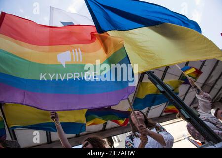 Warschau, Polen. 25.. Juni 2022. Während der Warschauer Pride halten Menschen Regenbogen- und ukrainische Fahnen fest. Die Organisation Kyiv Pride nahm an der parade zur Gleichstellung in Warschau Teil, um ihr 10.-jähriges Bestehen und die Rechte der ukrainischen LGBTQ-Bevölkerung zu feiern. Warschau und Kyiv Pride marschieren in diesem Jahr wegen der russischen Invasion in der Ukraine in der polnischen Hauptstadt zusammen. Die Warsaw Pride, auch bekannt als Equality Parade, brachte Tausende von Menschen auf die Straßen von Warschau, um die Ideen von Freiheit, Gleichheit und Toleranz zu verbreiten. Kredit: SOPA Images Limited/Alamy Live Nachrichten Stockfoto