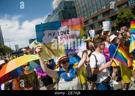 Warschau, Polen. 25.. Juni 2022. Während der Warschauer Pride halten Menschen Regenbogenfahnen und Plakate. Die Organisation Kyiv Pride nahm an der parade zur Gleichstellung in Warschau Teil, um ihr 10.-jähriges Bestehen und die Rechte der ukrainischen LGBTQ-Bevölkerung zu feiern. Warschau und Kyiv Pride marschieren in diesem Jahr wegen der russischen Invasion in der Ukraine in der polnischen Hauptstadt zusammen. Die Warsaw Pride, auch bekannt als Equality Parade, brachte Tausende von Menschen auf die Straßen von Warschau, um die Ideen von Freiheit, Gleichheit und Toleranz zu verbreiten. Kredit: SOPA Images Limited/Alamy Live Nachrichten Stockfoto