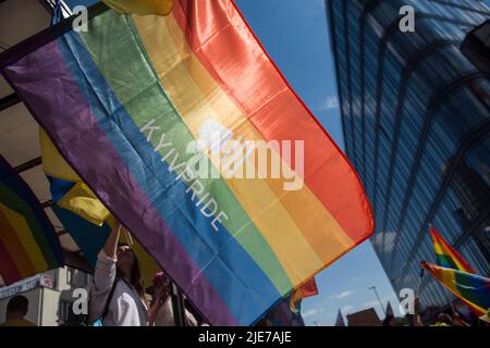 Warschau, Polen. 25.. Juni 2022. Menschen halten Regenbogenfahnen während der Warschauer Pride. Die Organisation Kyiv Pride nahm an der parade zur Gleichstellung in Warschau Teil, um ihr 10.-jähriges Bestehen und die Rechte der ukrainischen LGBTQ-Bevölkerung zu feiern. Warschau und Kyiv Pride marschieren in diesem Jahr wegen der russischen Invasion in der Ukraine in der polnischen Hauptstadt zusammen. Die Warsaw Pride, auch bekannt als Equality Parade, brachte Tausende von Menschen auf die Straßen von Warschau, um die Ideen von Freiheit, Gleichheit und Toleranz zu verbreiten. Kredit: SOPA Images Limited/Alamy Live Nachrichten Stockfoto