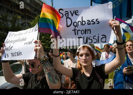 Warschau, Polen. 25.. Juni 2022. Während der Warschauer Pride halten Menschen Regenbogenfahnen und Plakate. Die Organisation Kyiv Pride nahm an der parade zur Gleichstellung in Warschau Teil, um ihr 10.-jähriges Bestehen und die Rechte der ukrainischen LGBTQ-Bevölkerung zu feiern. Warschau und Kyiv Pride marschieren in diesem Jahr wegen der russischen Invasion in der Ukraine in der polnischen Hauptstadt zusammen. Die Warsaw Pride, auch bekannt als Equality Parade, brachte Tausende von Menschen auf die Straßen von Warschau, um die Ideen von Freiheit, Gleichheit und Toleranz zu verbreiten. Kredit: SOPA Images Limited/Alamy Live Nachrichten Stockfoto