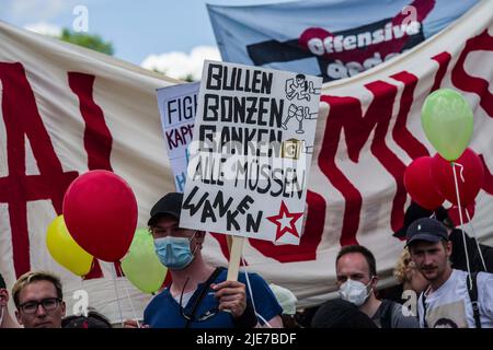 München, Bayern, Deutschland. 25.. Juni 2022. Sieben Jahre nach dem letzten Gipfel von Schloss Elmau G7 (Gruppe der Sieben) findet das jüngste Treffen statt, um Themen wie Erholung von der Coronavirus-Krise, fairer und freier Handel, Klimawandel, Geschlechtergleichstellung und Biodiversität zu diskutieren. Wie im Jahr 2015 wurde die Rate von 2022 von großen Protesten in Garmisch sowie in München, Deutschland, getroffen. Die Gesamtkosten für den deutschen Steuerzahler für den Gipfel liegen bei über 170 Millionen Euro, allein für die Polizei bei rund 140 Millionen Euro. (Bild: © Sachelle Babbar/ZUMA Press Wire) Stockfoto