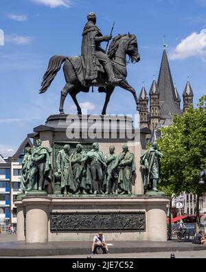 An einem warmen, sonnigen Tag trifft sich eine große Gruppe von Menschen in die Kölner Altstadt Stockfoto