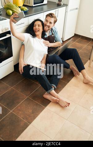 Lustiges junges Paar, das Fotos mit dem Smartphone macht Stockfoto