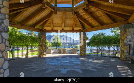 Wunderschöner Holzpavillon-Erholungsbereich am See im öffentlichen Park. Sommerpergola im Park Peachland BC Kanada-Reisefoto, niemand, selektiver Fokus Stockfoto