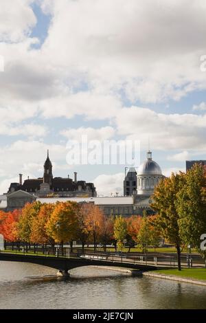 Fußgängerbrücke über das Bonsecours-Becken mit Montreal City Hall und Bonsecours Market Building im Herbst, Old Montreal, Quebec, Kanada. Stockfoto