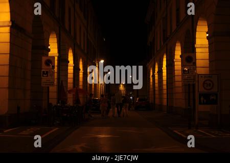 Jour de la fête de la musique à Saint-Jean-de-Maurienne, Premier jour de l'été : les arcades éclairées la nuit de la Rue de la République Stockfoto