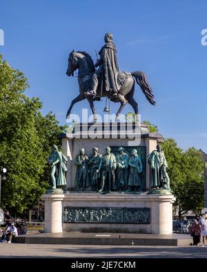 An einem warmen, sonnigen Tag trifft sich eine große Gruppe von Menschen in die Kölner Altstadt Stockfoto
