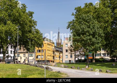 An einem warmen, sonnigen Tag trifft sich eine große Gruppe von Menschen in die Kölner Altstadt Stockfoto