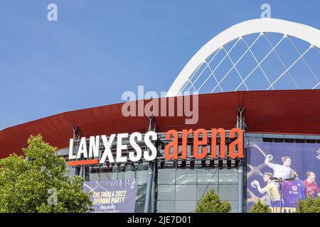 LANXESS Arena bei strahlender Sommersonne mit berühmtem Bogen oben Stockfoto