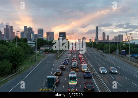 London, Großbritannien. 10.. Juni 2022. UK Wetter: Sonnenuntergang über London Docklands, Canary Wharf, Greenwich, England Kredit: Xiu Bao/Alamy Live News Stockfoto