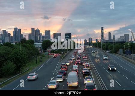 London, Großbritannien. 10.. Juni 2022. UK Wetter: Sonnenuntergang über London Docklands, Canary Wharf, Greenwich, England Kredit: Xiu Bao/Alamy Live News Stockfoto