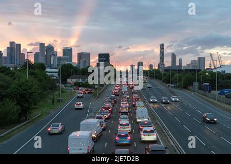 London, Großbritannien. 10.. Juni 2022. UK Wetter: Sonnenuntergang über London Docklands, Canary Wharf, Greenwich, England Kredit: Xiu Bao/Alamy Live News Stockfoto