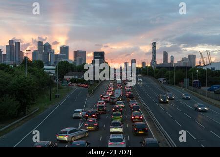 London, Großbritannien. 10.. Juni 2022. UK Wetter: Sonnenuntergang über London Docklands, Canary Wharf, Greenwich, England Kredit: Xiu Bao/Alamy Live News Stockfoto