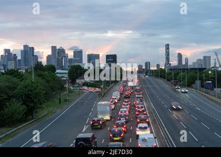 London, Großbritannien. 10.. Juni 2022. UK Wetter: Sonnenuntergang über London Docklands, Canary Wharf, Greenwich, England Kredit: Xiu Bao/Alamy Live News Stockfoto