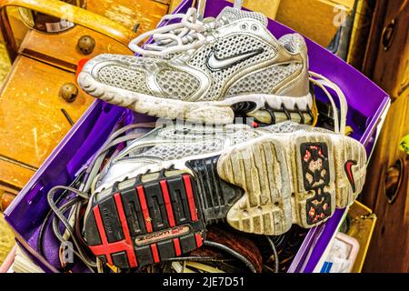 Reparatur Schuhe im Schuhe und Schlüsseldienst Saladauski Hannover .Linden. Stockfoto