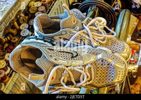 Reparatur Schuhe im Schuhe und Schlüsseldienst Saladauski Hannover .Linden. Stockfoto